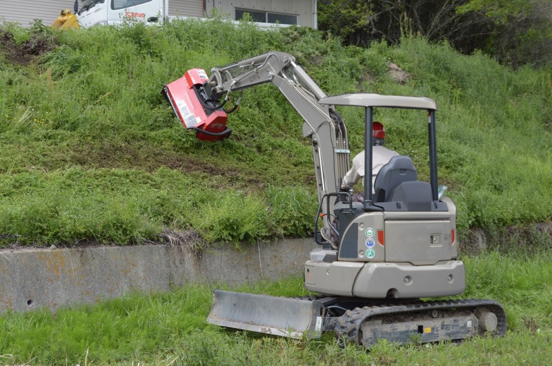 軽量でコンパクト ミニショベル用の草刈機 三陽機器